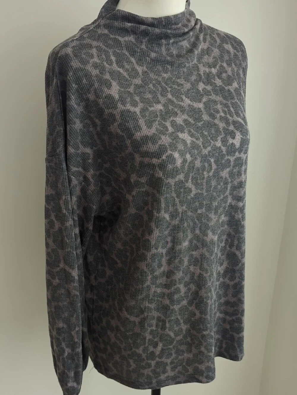 NWOT beachlunchlounge Gray & Taupe Leopard Mock Neck Sweater LARGE